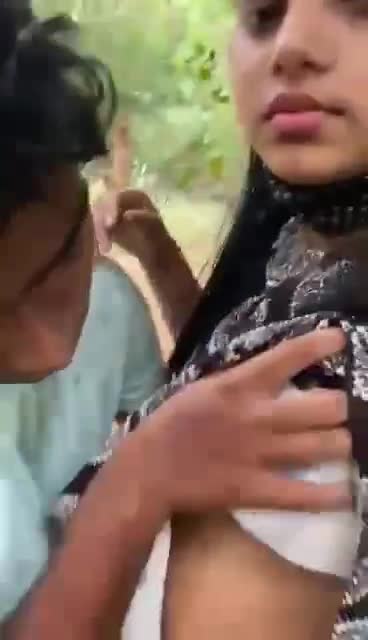 Indian girlfriend boob press and sucking viral MMS.mp4